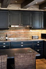 24 Holz Kuche Backsplashes Fur Einen Wow Effekt Mobelkunst Com Blockhaus Kuche Hutten Kuchen Kuchen Design