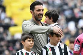 Primi scatti in tre per gigi buffon, ilaria d'amico e leopoldo mattia, nato il 6 gennaio scorso a milano. Gigi Buffon Al Discount Con I Figli E Scoppia La Polemica