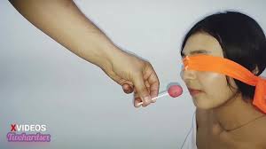 engaño a mi hermanastra en rico juego de sabores y me pongo la polla en la  boca al final le gusta y recibe lechita en su rostro - XNXX.COM