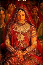 Aishwarya Rai Bachchan In The Wedding Scene From Jodhaa Akbar Indische Mode Indische Kleidung Indische Schauspielerinnen