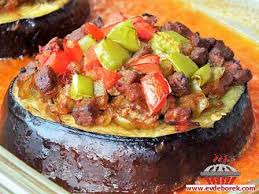 Kıymayla yapılan patlıcan musakkanın bu sefer etli olarak yapılan tarifini paylaşacağım. Etli Patlican Musakka Evdeborek