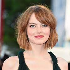 Emma Stone Mit Gestuftem Bob Und Pony Haarschnitt Bob Frisur Mit Schragem Pony Bob Frisur