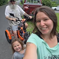 My mother's bike just started making this noise from the right side tire.  Any ideas? The fender isn't rubbing and the basket was removed and the  noise remained.