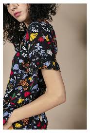 Sa coupe ouverte et aérienne appuyée d'un volant tout le long crée une pièce facile à superposer en toutes circonstances. Grace Mila Hiver 2018 2019 Top Imprime Fleuri Modele Richard Lamodedenadine Fr Save The Queen M Fg Louise Della Desigual Pianurastudio Guess