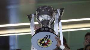 Liga española de futbol en ningún momento se responsabiliza de las lesiones ocurridas, a consecuencia de los partidos de. Laliga Santander Antonio Gomez Reino Entregara El Trofeo De Campeon De Laliga Marca Com