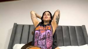 Mila Arbelaez usando un Vibrador para el Placer Personal