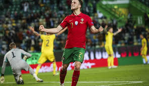 Esta é lista de golos marcados por cristiano ronaldo pela seleção portuguesa de futebol.ronaldo é o maior goleador da história da seleção de portugal, possuindo também a maior quantidade de golos pela seleção entre os jogadores atualmente ativos, tendo marcado 103 golos em 173 partidas desde a sua estreia em 20 de agosto de 2003. Portugal 3 0 Suecia Tres Golos Sob A Batuta De Jota Zap