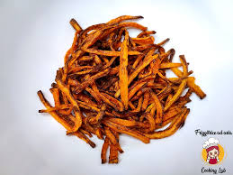 Pelare le carote, lavare accuratamente sotto l'acqua corrente fredda, tagliarle a listarelle e sistematele su una leccarda rivestita di carta da forno. Chips Di Carote Nella Friggitrice Ad Aria Friggitrice Ad Aria Cooking Lab