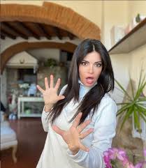 She has participated in the italian version of the reality show big brother and she was a finalist in the miss italia 1998 beauty pageant. Laura Torrisi Mette In Mostra Seno E Dolcezza E Cosi Alza La Temperatura