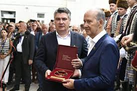 Dubrovački - Borut Pahor je oduševljen, snima selfije. Milanović pozdravlja  okupljene i maše svima, a gradonačečnika Mira Bulja ljudi grle i ljube.  Ipak najveći pljesak u Sinju dobio je naš Lukša Jakobušić!