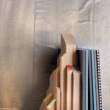 Buchstutze Aus Holz Selber Machen Das Perfekte Geschenk Fur Literaturfans Eine Buchstutze Aus Holz Wir Zeigen Euc Buchstutze Buchstutze Holz Selber Machen