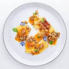 Hirschrucken Sous Vide Mit Pilz Wantans Sake Sauce Gedampften Birnen Und Preiselbeer Chutney Highfoodality Essen Borlotti Bohnen Einfache Gerichte