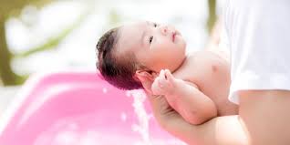 Bahkan para ahli terdahulu merekomendasikan agar bayi mandi saat demam. Seberapa Sering Anak Anak Perlu Mandi Halaman All Kompas Com