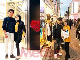 Samihah binti ahmad baderi (born 22 february 1988), better known by her stage name mia ahmad, is a malaysian actress, commercial/freelance model and a brand ambassador. Alhamdulillah Happy Family Gembira Tatap Foto Mia Ahmad Dan Izham Tarmizi Bercuti Bawa Anak Media Hiburan