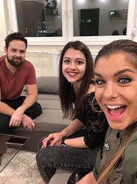 Dér heni lassan az utolsó hónapba lép, de nem áll meg egy percre sem. Der Heni 25 Eves Huga Is Gyonyoru Alexandrat Meseszep Ruhaban Jegyeztek El Hazai Sztar Femina