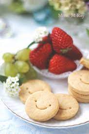 smiley shortbread cookies スマイルショートブレッドのおやつプレート 苺と葡萄 mirac m ray おやつ ショートブレッド ホームメイドデザート