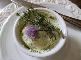Selbstgemachte Krauterbutter Mit Rosmarin Thymian Liebstockel Knoblauch Schnittlauch Fleur De Sel Schwarzer Pfeffer Und Ein Hauc Rezepte Genuss Aufstrich