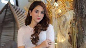 Bukan sekedar pacar kriss hatta rachel dikabarkan sudah nikah siri cumicam 06 november 2019. Gaya Artis Ftv Hana Hanifah Sehari Hari Pacar Kriss Hatta Yang Jago Menembak Lihat Foto Fotonya Tribun Jabar