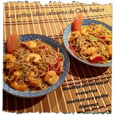 Les nouilles chinoises, quelles soient accompagnées de viande, de poisson ou tout simplement de légumes, ne vous laisseront pas indifférents. Nouilles Chinoises Et Crevettes Sautees Aux Petits Legumes Les Petites Idees Culinaires De Chris Andco