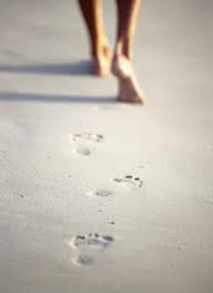 A una chica #Dermolight le gusta caminar descalza en la arena ...