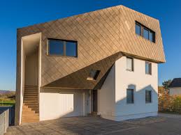 Eine Gestalterisch Uberzeugende Aussenhulle Kann Bei Unregelmassig Geformten Baukorpern Zur Herausforderung Fur Planer Und Fassade Dachkonstruktion Dachschindeln