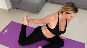 Milf Doing Yoga While Quarantine Is Seduced