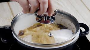 In una ciotola capiente montate le uova con lo zucchero fino a renderle belle gonfie (5/6 minuti) unite l'olio, il latte, il succo e la buccia di limone, aggiungete la farina setacciata con il lievito mescolate bene e unite le restanti mele. L Originale Torta Di Mele In Padella Non E Una Comune Tarte Tatin