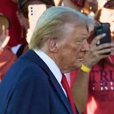 Trump's makeup application is a good indicator of what his second  presidency would look like: sloppy, stale, no unity, and no one in his  inner circle telling him "no"