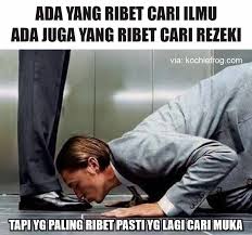 Sebab, mungkin kalian tidak dapat secara langsung bisa meluapkan perasaan saat atasan melakukan kesalahan baik karena keputusannya ataupun kepemimpinannya. Gambar Kata2 Sindiran Kerja Cari Duit Bukan Cari Muka Kochie Frog