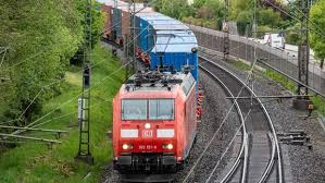 Ab anfang juni fahren wir die sprinterverbindungen nach berlin hoch, kündigte michael peterson, fernverkehrschef der deutschen bahn, am mittwoch an. Deutsche Bahn Lokfuhrer Fahren Zu Selten Zug