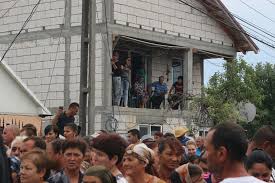 Iar pentru asta, alături de sora pe care o iubea ca pe ochii din cap și de cumnatul ei, artista mergea pe la diverse clinici în căutarea tratamentului minune. Imagini Unice Ce Nu S A VÄƒzut La Inmormantarea Denisei