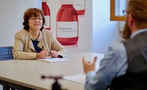 Kreuzverhör mit Agroscope-Leiterin Eva Reinhard zu Agrarpolitik und  Forschung, Pflanzenzüchtung und Tierschutz