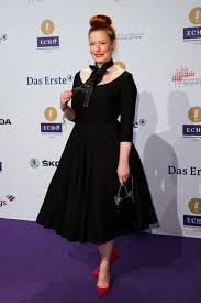 2017 kamen dann ihre zwillingsmädchen zur welt. Tops Flops Unsere Stilkritik Zur Echo Verleihung 2016 Brigitte De
