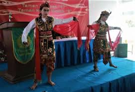 Tari remo awal mulanya diciptakan oleh para seniman jalanan yang hidup di sebuah desa, namanya desa ceweng. Tari Remo Berasal Dari Jawa Timur Ilmusiana