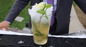 È il mojito, la deliziosa bevanda alcolica cubana amatissima anche dallo scrittore ernest hemingwai. Mojito Ricetta Originale E French Mojito Dallo Sky Stars Bar Dissapore