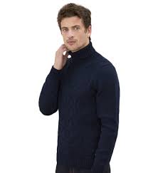 Uniqlo le décline à travers une vaste collection de modèles aux coupes impeccables, dans une palette de couleurs saisonnières, versatiles. Pull Homme Col Roule Laine Merinos Torsades Marines Bleu Izac Coup De Coeur Mode 2021