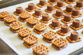 Easy Rolo Pretzel Sandwiches Only 3 Ingredients I Heart Naptime Recipe Pretzel Sandwich Rolo Pretzels Easy Holiday Treats
