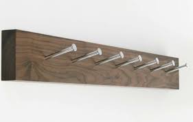 Die holzpfosten der unterkonstruktion benötigen einen sicheren stand, damit wind und wetter dem vordach später nichts anhaben können. Garderobenhaken Viele Coole Modelle Archzine Net