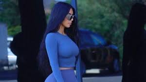 Elle contient beaucoup de mélanine et est moins dense que les autres couleurs de cheveux. Kim Kardashian Sa Nouvelle Coloration Versatile Bleue Nuit Fait Sensation Elle