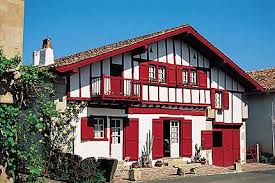 Le Pays Basque Cote Terre Idees Week End Pays Basque Et Bearn Routard Com Maison Pays Basque Maison Basque Pays Basque