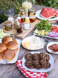 14 Astuces Pour Reussir Une Fete Dans Son Jardin Fete Dans Le Jardin Idee Repas Anniversaire Bar A Hamburgers