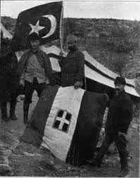 Trablusgarp Ta Esir Aldigimiz Bir Italyasancagi Maglub Dusmanimizin Mefhur Bayragi Osmanli Livay I Galibi Altinda Italyan Or Savascilar Modern Tarih Askeri