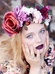 Wer den blumenkranz für die haare selber machen möchte, kann feuchte watte um die stängel wickeln bevor sie mit floristentape bandagiert werden. Blumenkranz Flores Romantischer Haarschmuck Fur Gross Und Klein