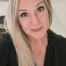 Alice Smiley's Instagram, Twitter & Facebook