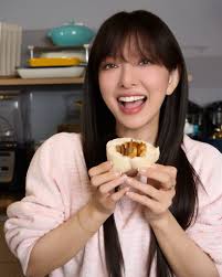 結束忙碌的一天， 用JCspotlight聚光燈保養完我的皮膚打開電鍋或微波爐， 立刻飄出療癒的香氣——這就是回家的味道。  #日式燒肉包，它顛覆你對傳統肉包的意像