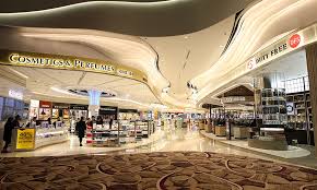 Terminal 4, changi airport membuat aku melupakan keterlambatan keberangkatan ke indonesia karena alasan operasional. Integrated Duty Free Zone At Terminal 4 Changi Airport Group