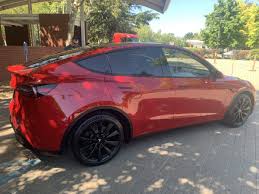 En nu al verlaagt de elektrische automaker de prijs van. Tesla Model Y Elektrische Crossover In Het Rood Gespot Activlease