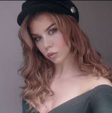 Devojka tuče muškarce za novac, a oni uživaju u tome