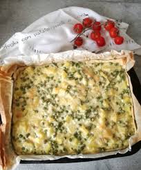 Fatto ciò si possono schiacciare con lo schiacciapatate le patate precedentemente cotte in acqua, aggiungere le uova aggiungere la mozzarella tagliata a dadini ed il grana. Sfoglia Con Patate Piselli E Uova Cucina Con Claudia