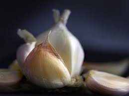 Hal ini bisa terjadi karena bawang putih mengandung vitamin b1 dan c yang sangat baik untuk meremajakan kembali wajah anda. 29 Manfaat Bawang Putih Tunggal Dan Hitam Untuk Kesehatan Pria Dan Wanita Diadona Id